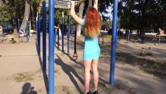 В вечернем платье на турнике