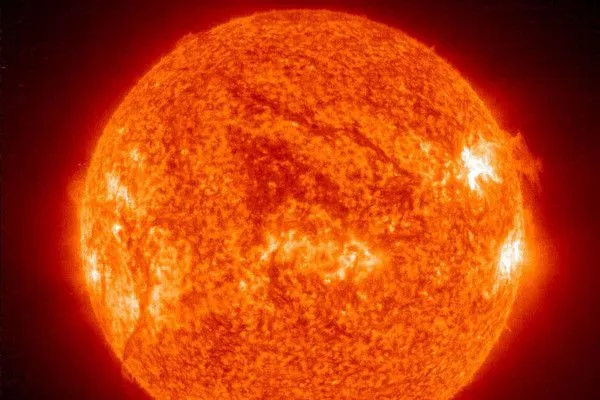 NASA сняло на видео гигантскую дыру на Солнце