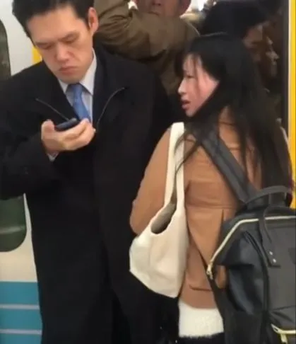 Помогают влезть человеку в вагон метро