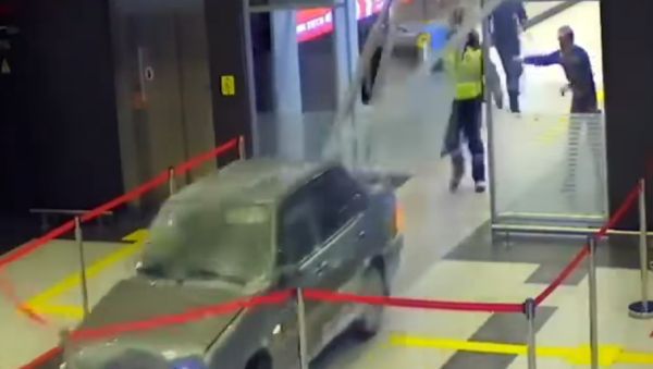 Полиция задержала лихача, заехавшего на авто в терминал аэропорта Казани