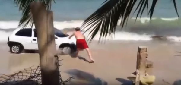 Заботливый отец против машины на пляже