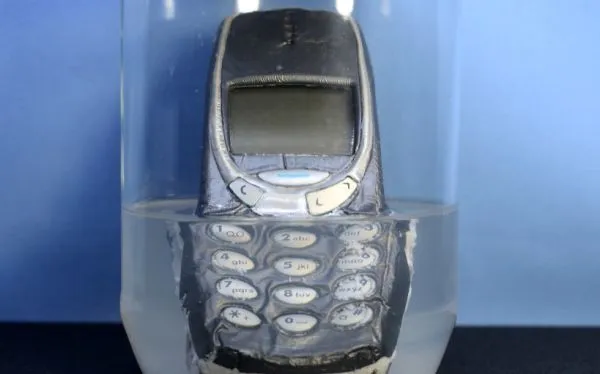 Nokia 3310 после 20 часов в ацетоновой ванне