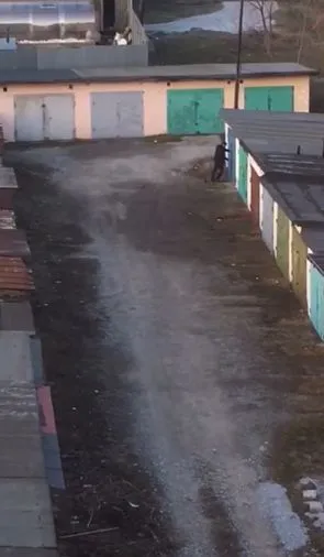 Сосед закрывает гараж