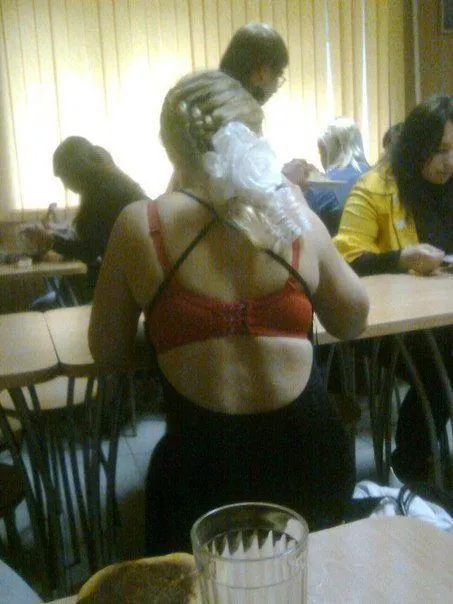 Девушки которые неудачно выбрали платья
