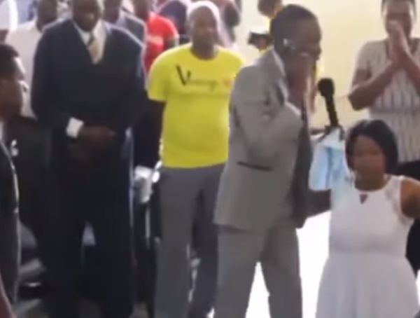 Африканский пастор звонит богу по мобильному телефону