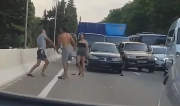 Лысый с несгибаемой волей к победе вступил в схватку с полуголым мужиком
