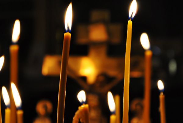 Опасные приметы: как нужно поступить, если упала или погасла свеча в церкви