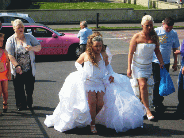 Невесты не перестают удивлять своим выбором свадебных платьев