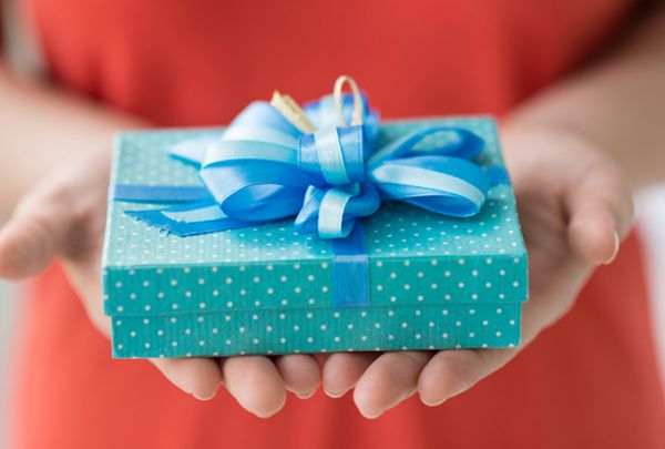 Приметы о подарках: что нельзя дарить и принимать в дар