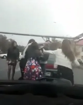 Драка четверых девушек и таксиста