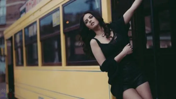 Женщина в узкой юбке и автобус