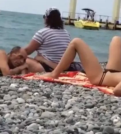 Мужик наслаждается видом на пляже