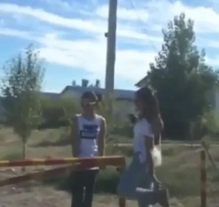 Девушки и шлагбаум