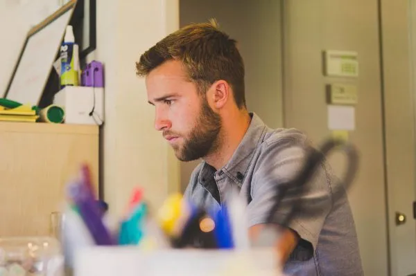 Когда муж на работе 24/7. Как реагировать женщине?