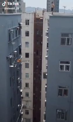 Опасный прыжок с одной крыши на другую
