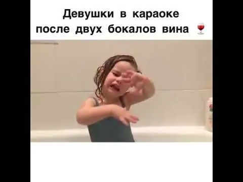 Девушки в караоке после двух бокалов вина