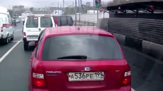 Странные маневры на дороге