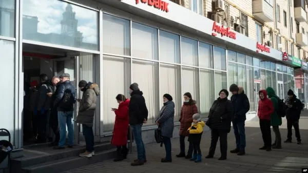 «Будто 90-е возвращаются». Россияне готовятся к трудностям на фоне войны Путина с Украиной