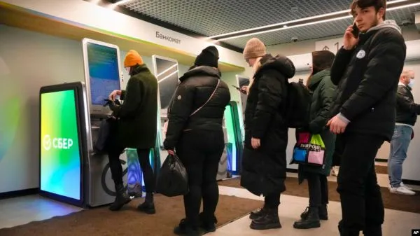 Без "Визы" и "Мастера". Как выжить тем, кто бежит из России