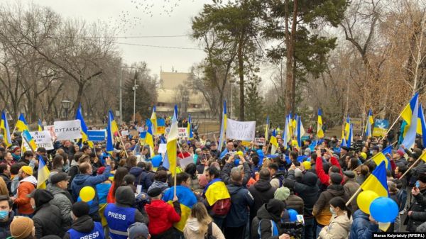 Тысячи людей задержаны в России на акциях против вторжения в Украину