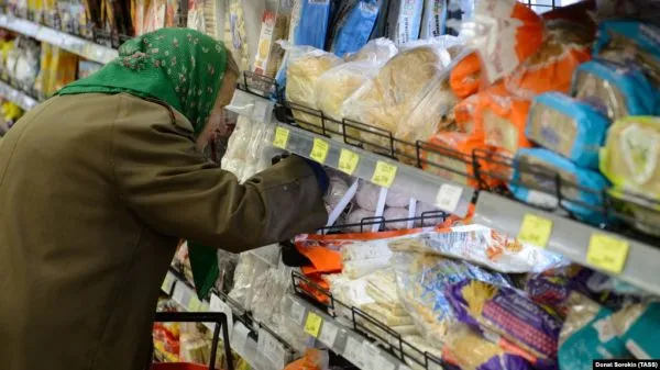 "До войны россиянин тратил на продукты 42% доходов, теперь будет 75-80%". Экономист о последствиях санкций и возможном дефолте